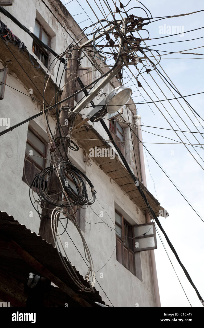 Polo di massa aggrovigliata rete elettrica cavi Old Town Mombasa Kenya Foto Stock