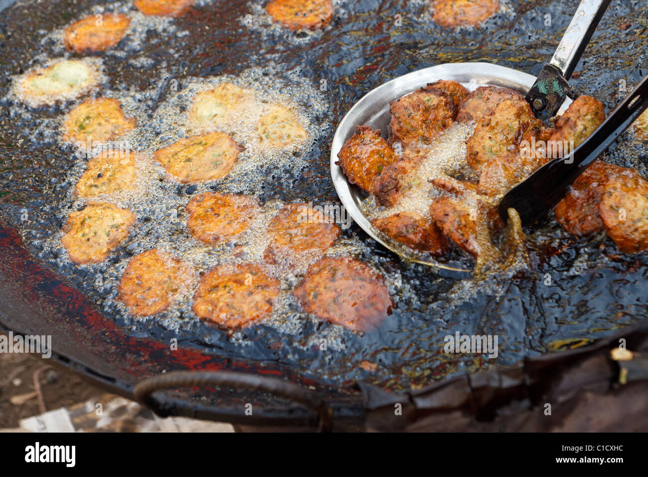Fritte al cibo che viene cotto a Bait Al Faqih Mercato del venerdì, Yemen Foto Stock