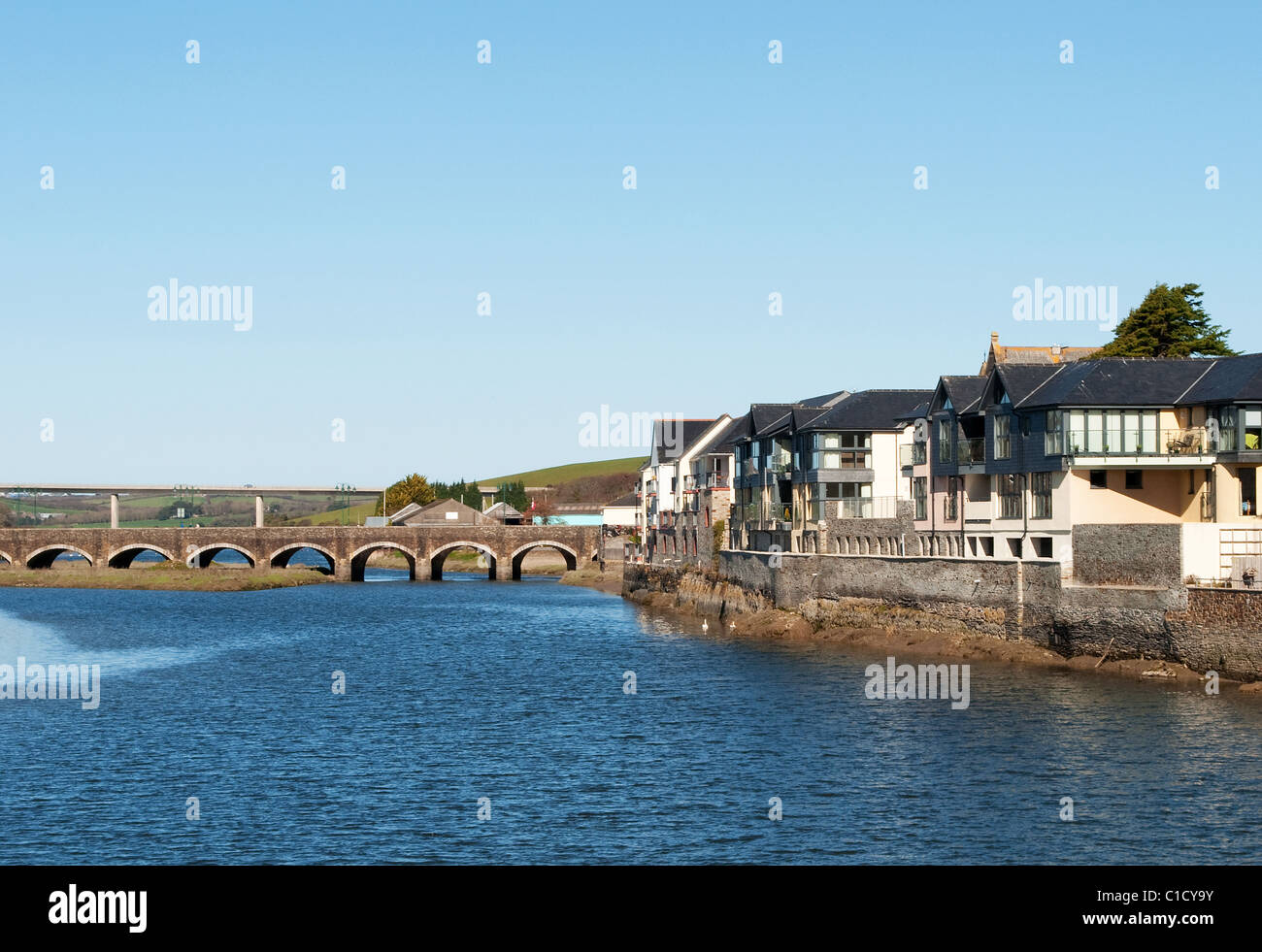 Riverside Appartamenti dal fiume Camel in St Albans, Cornwall, Regno Unito Foto Stock