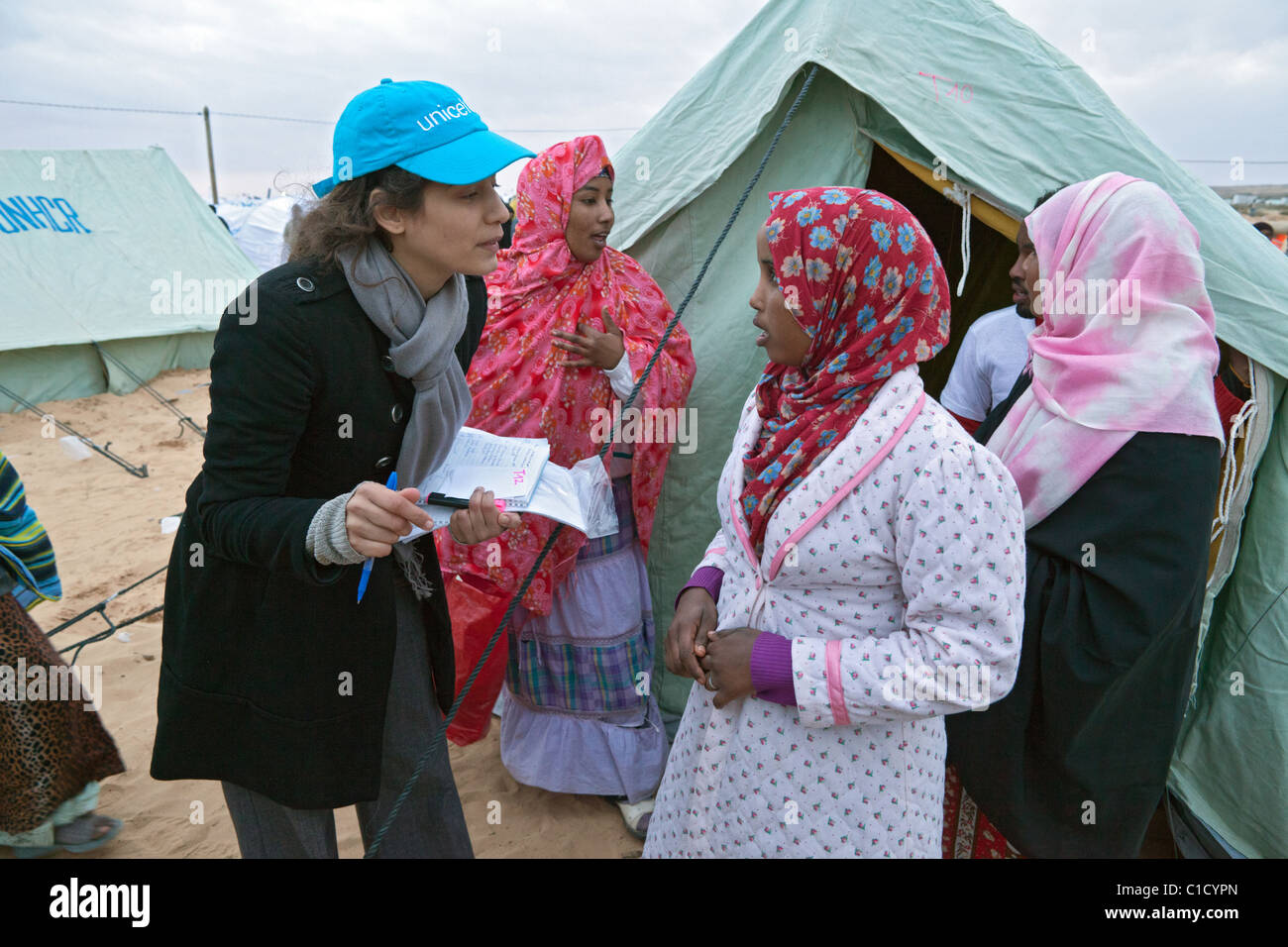 Un dipendente UNICEF assegnando una tenda per una famiglia, Ben Gardane, Tunisia Foto Stock