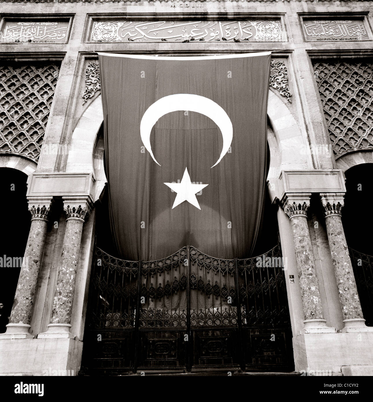 Stile moresco cancello di ingresso all'Università di Istanbul sulla Piazza Beyazit ad Istanbul in Turchia. Foto Stock