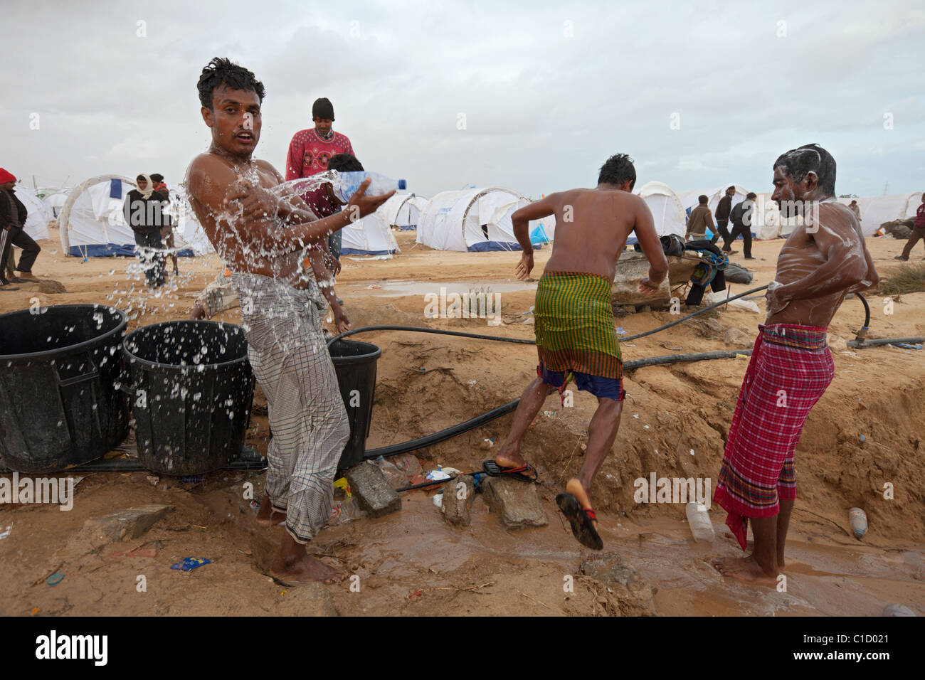 Lavaggio del Bangladesh stessi in Shousha Refugee Camp Ben Gardane, Tunisia Foto Stock