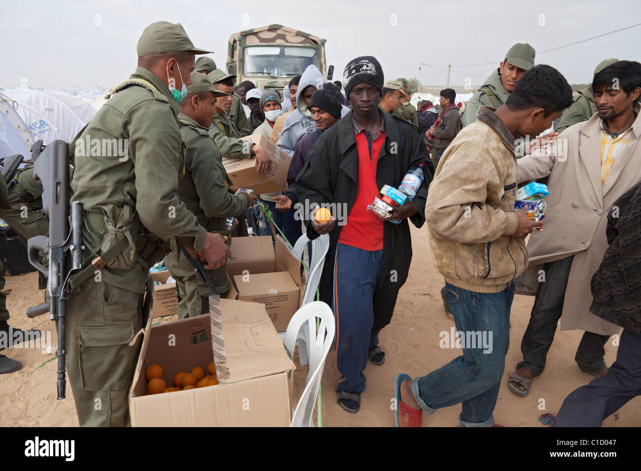 Esercito tunisino fornendo i rifugiati con cibo, Ben Gardane, Tunisia Foto Stock