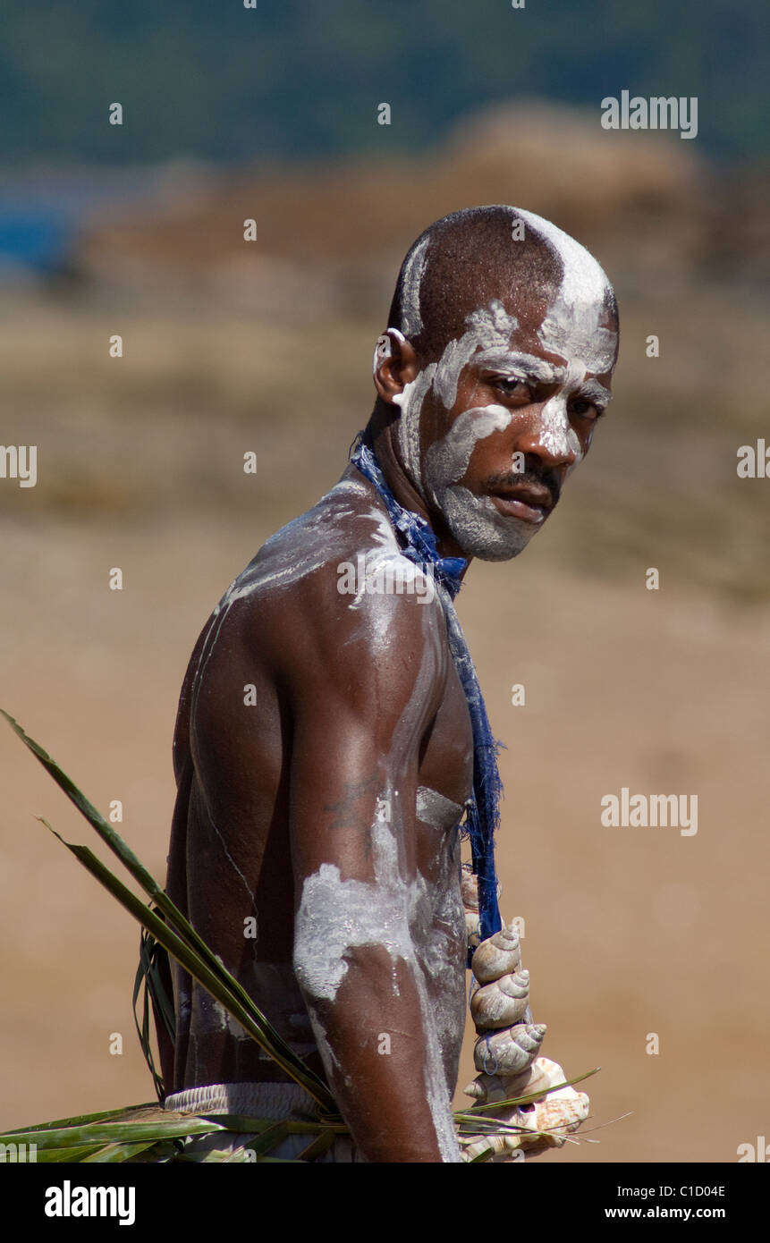 Madagascar, isola di Nosy Komba (accanto a Nosy Be) villaggio di pescatori  di Ampangoriana. Maschio abitante in costume tradizionale Foto stock - Alamy