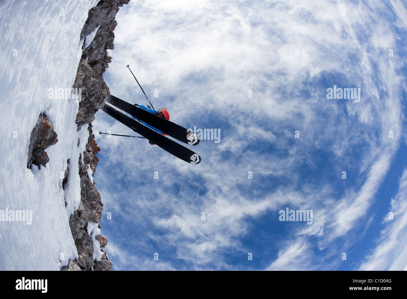 Un libero sciatore cada una scogliera in Argentera, Italia. Lo sciatore è volare al di sopra del fotografo. Foto Stock