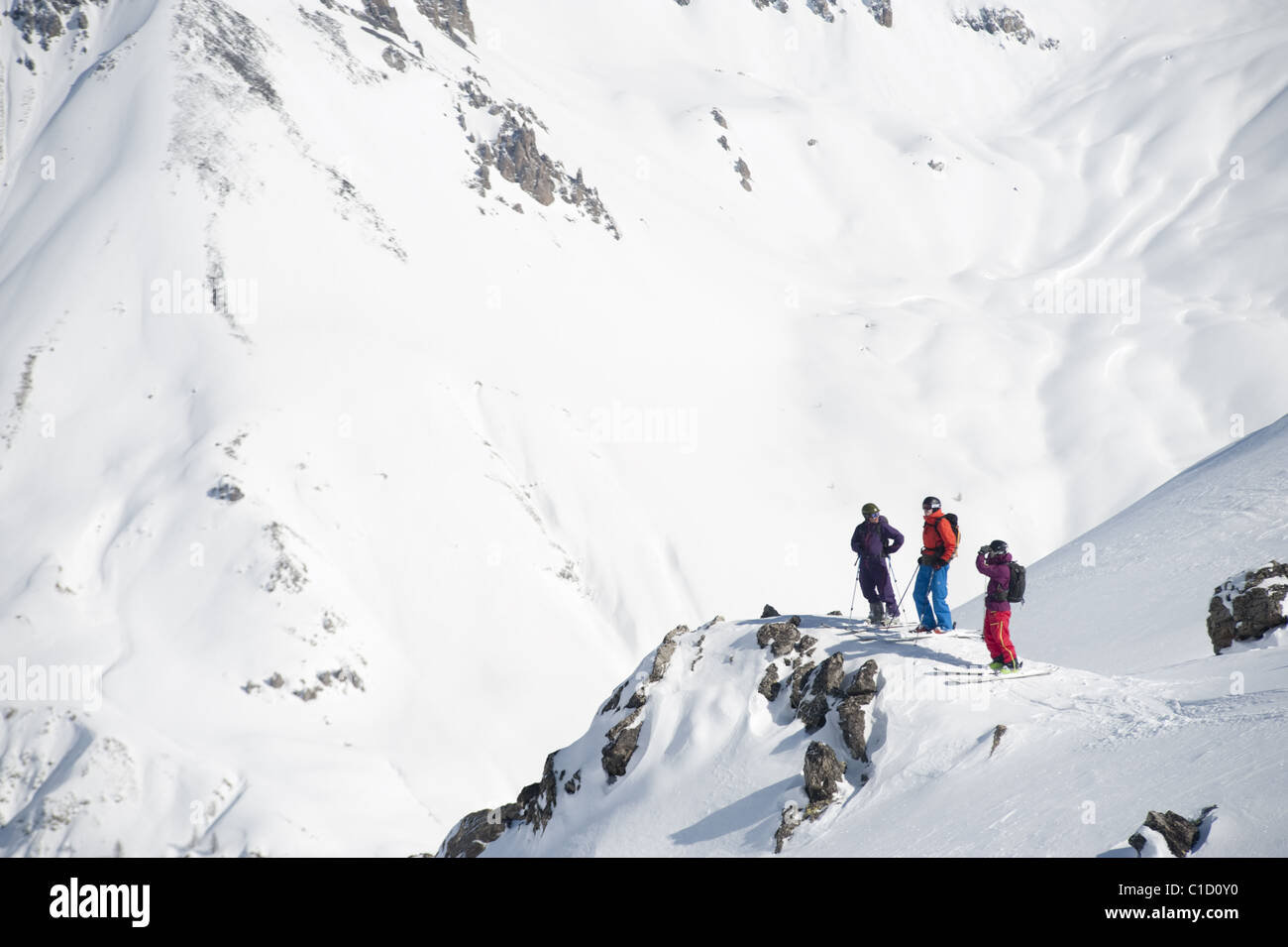 Un gruppo di sciatori libero cercando il modo all'Argentera, Italia. Foto Stock