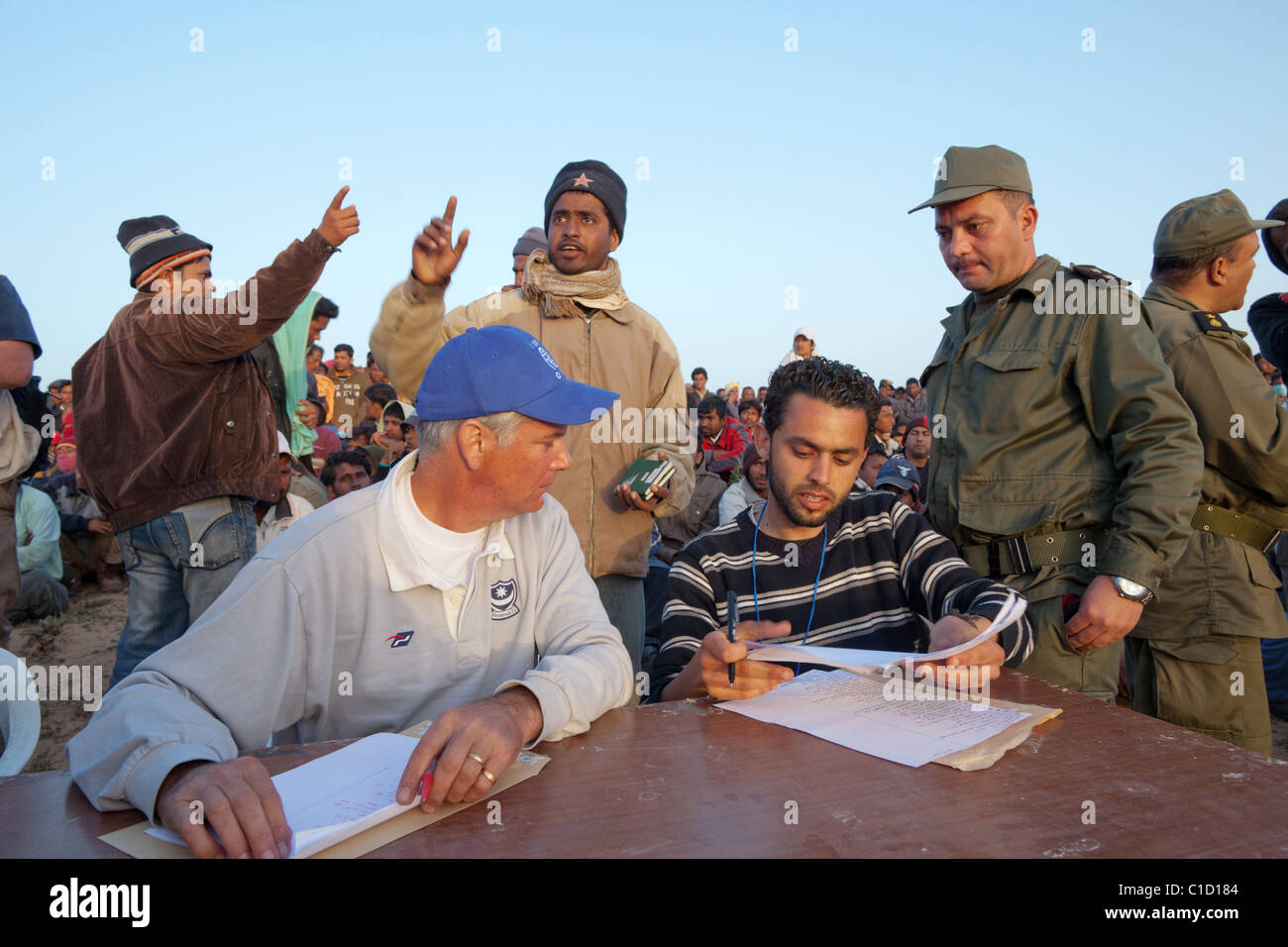 I rifugiati di Shousha Refugee Camp in attesa del loro ritorno documenti, Ben Gardane, Tunisia Foto Stock