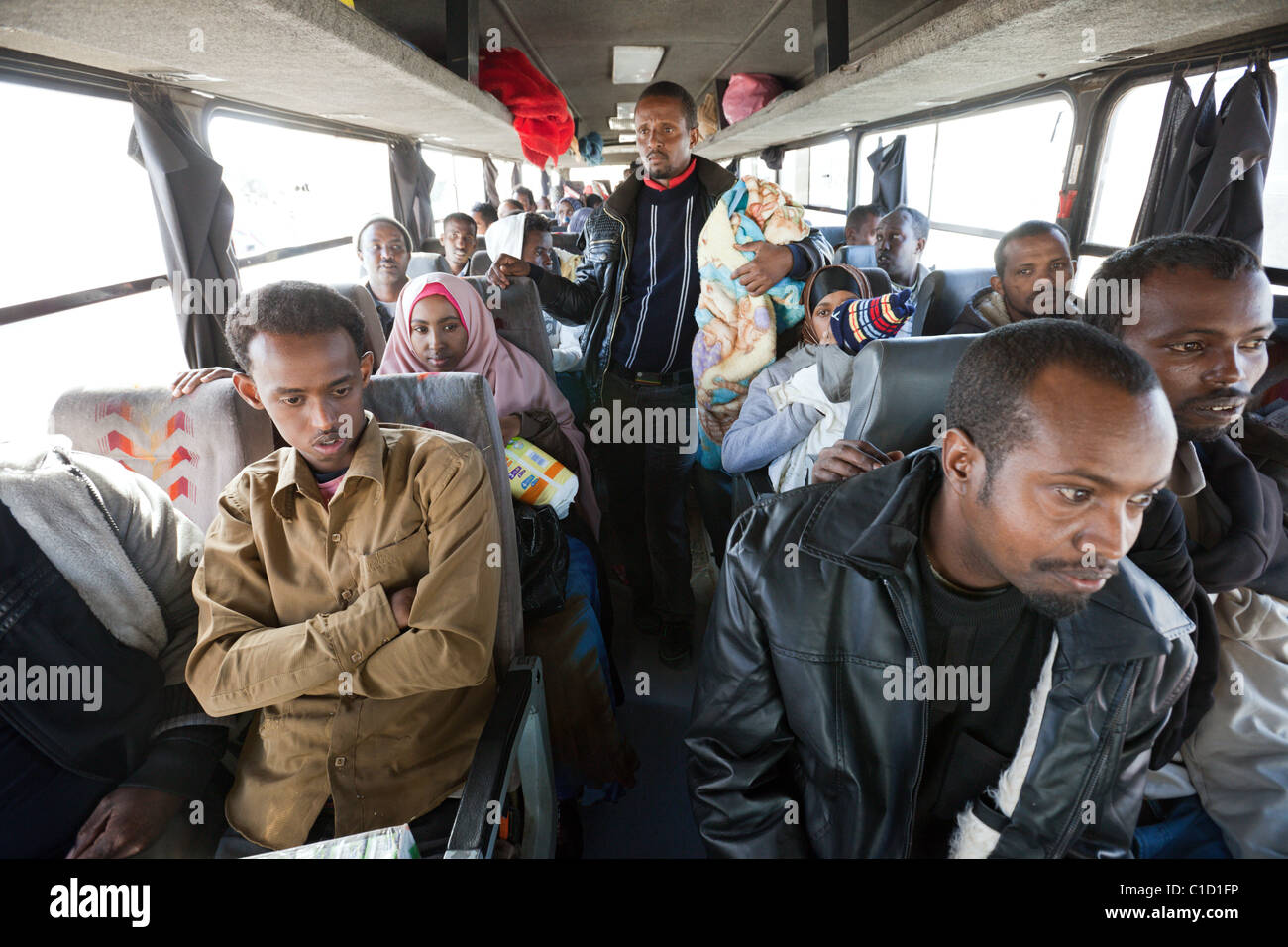 I rifugiati in un bus sul confine tunisino, Ben Gardane, Tunisia Foto Stock