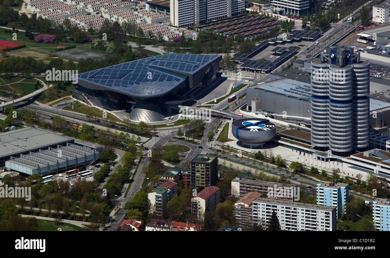 Vista aerea sopra BMW World Corporate Headquarters compreso il quattro cilindri con torre e BMW Lifestyle shop Monaco di Baviera Germania Foto Stock