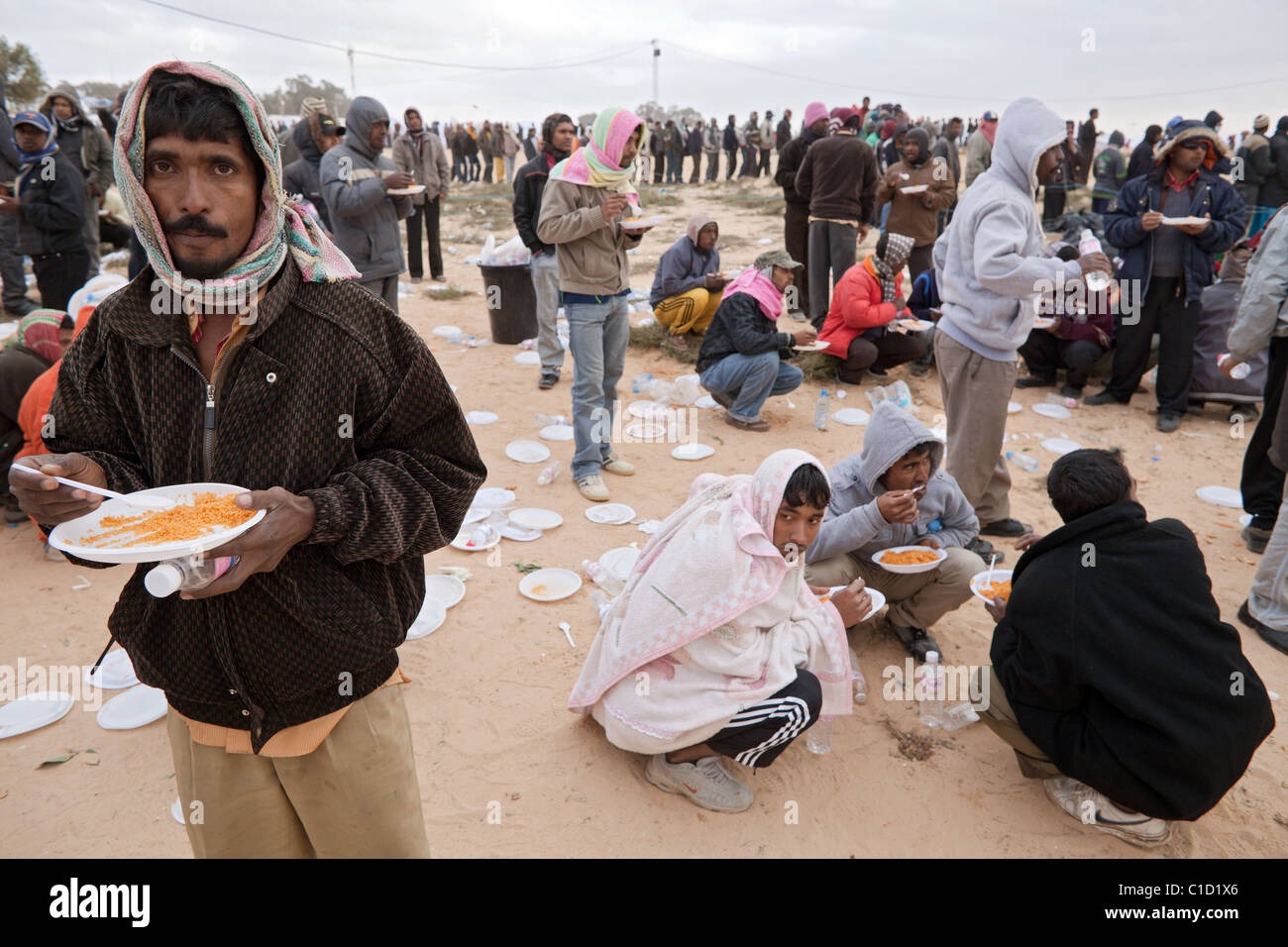 I rifugiati di Shousha campo profughi ricevono cibo, Ben Gardane, Tunisia Foto Stock
