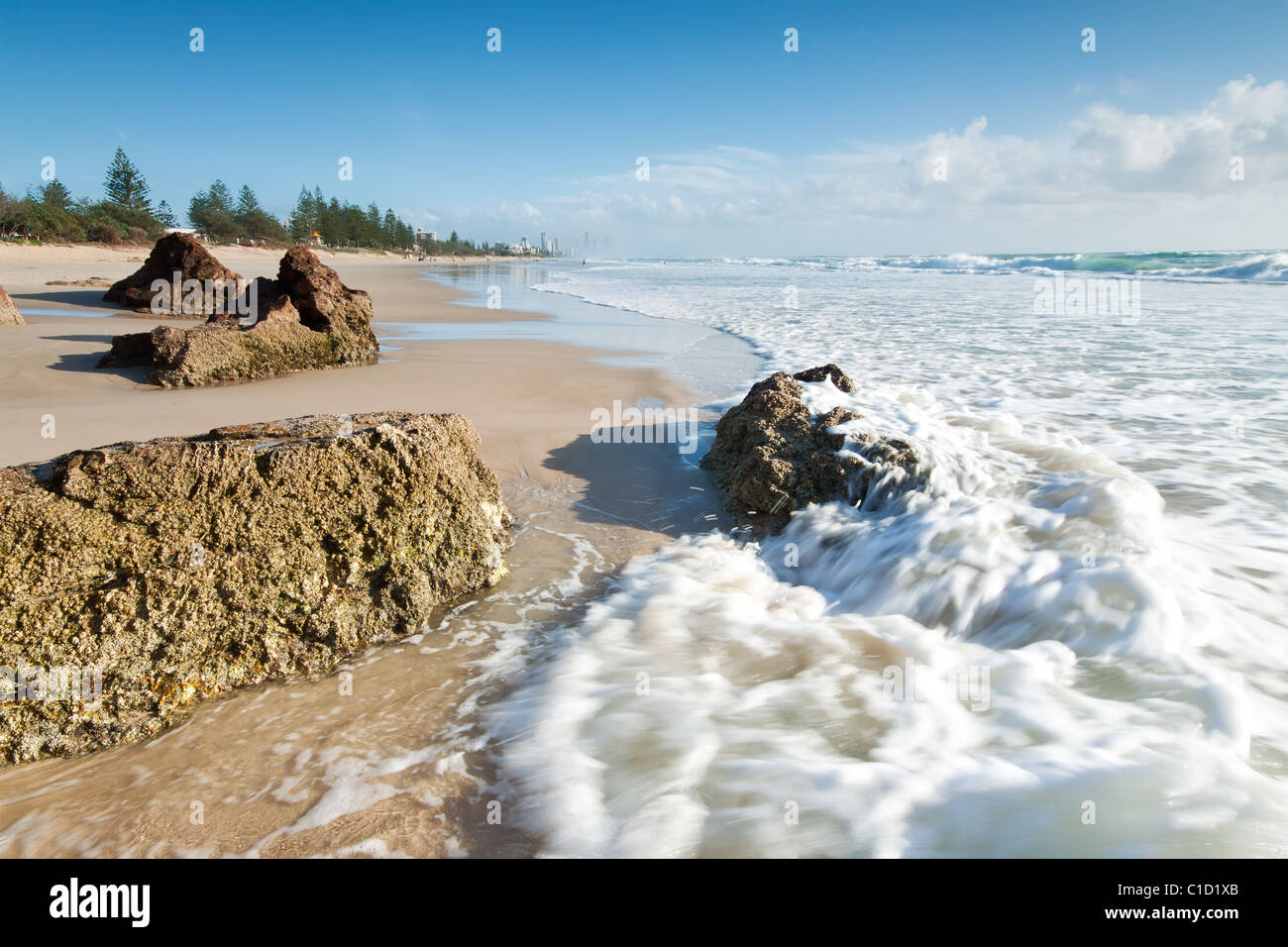 Australian seascape con fragore onda in primo piano (miami beach,Qld, Australia) Foto Stock