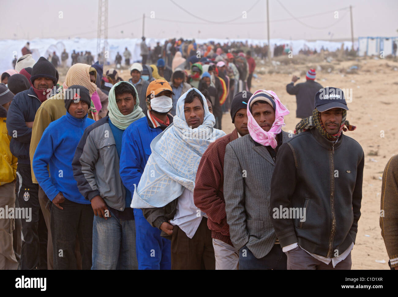 I rifugiati di Shousha Refugee Camp in attesa per la distribuzione di prodotti alimentari, Ben Gardane, Tunisia Foto Stock