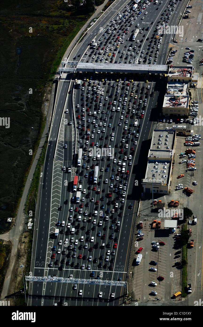 Vista aerea sopra il traffico pesante a San Francisco Bay Bridge toll plaza Oakland California Foto Stock