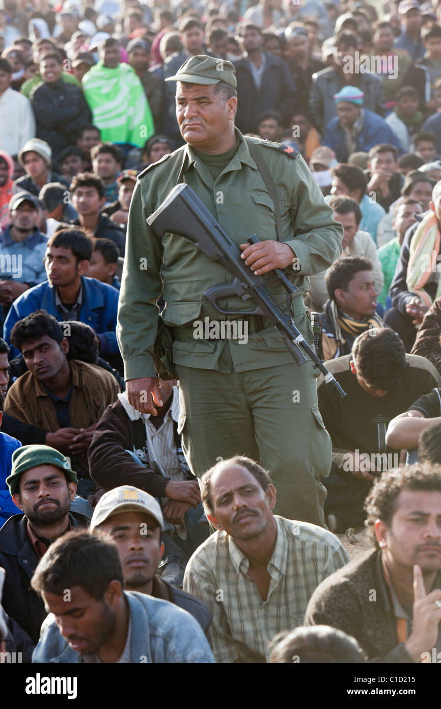 I rifugiati di Shousha Refugee Camp in attesa del loro ritorno documenti, Ben Gardane, Tunisia Foto Stock