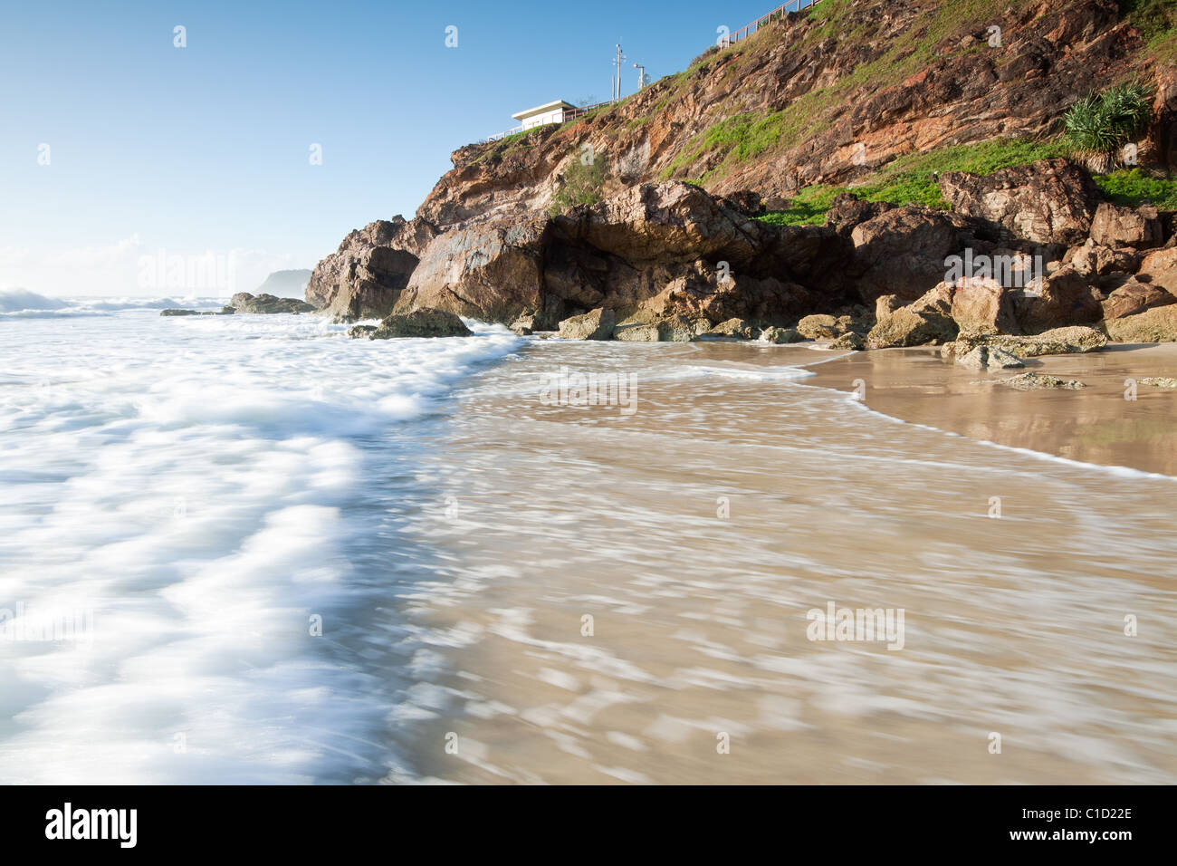 Australian seascape con fragore onda in primo piano e scogliera accanto (miami beach,Qld, Australia) Foto Stock