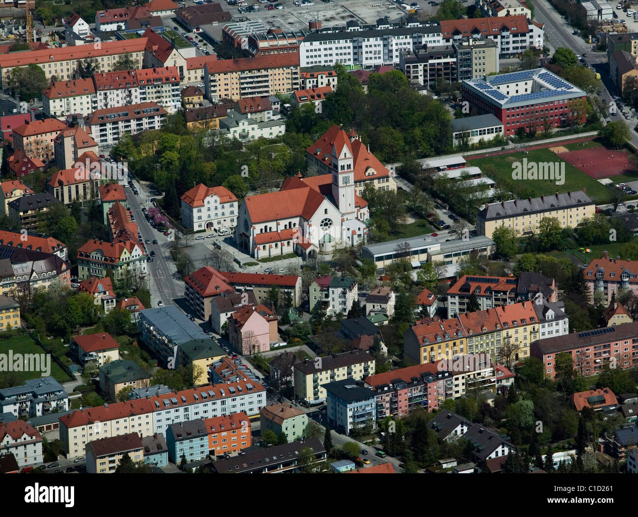 Vista aerea sopra appartamento case intorno la chiesa di quartiere residenziale Monaco di Baviera Germania Foto Stock
