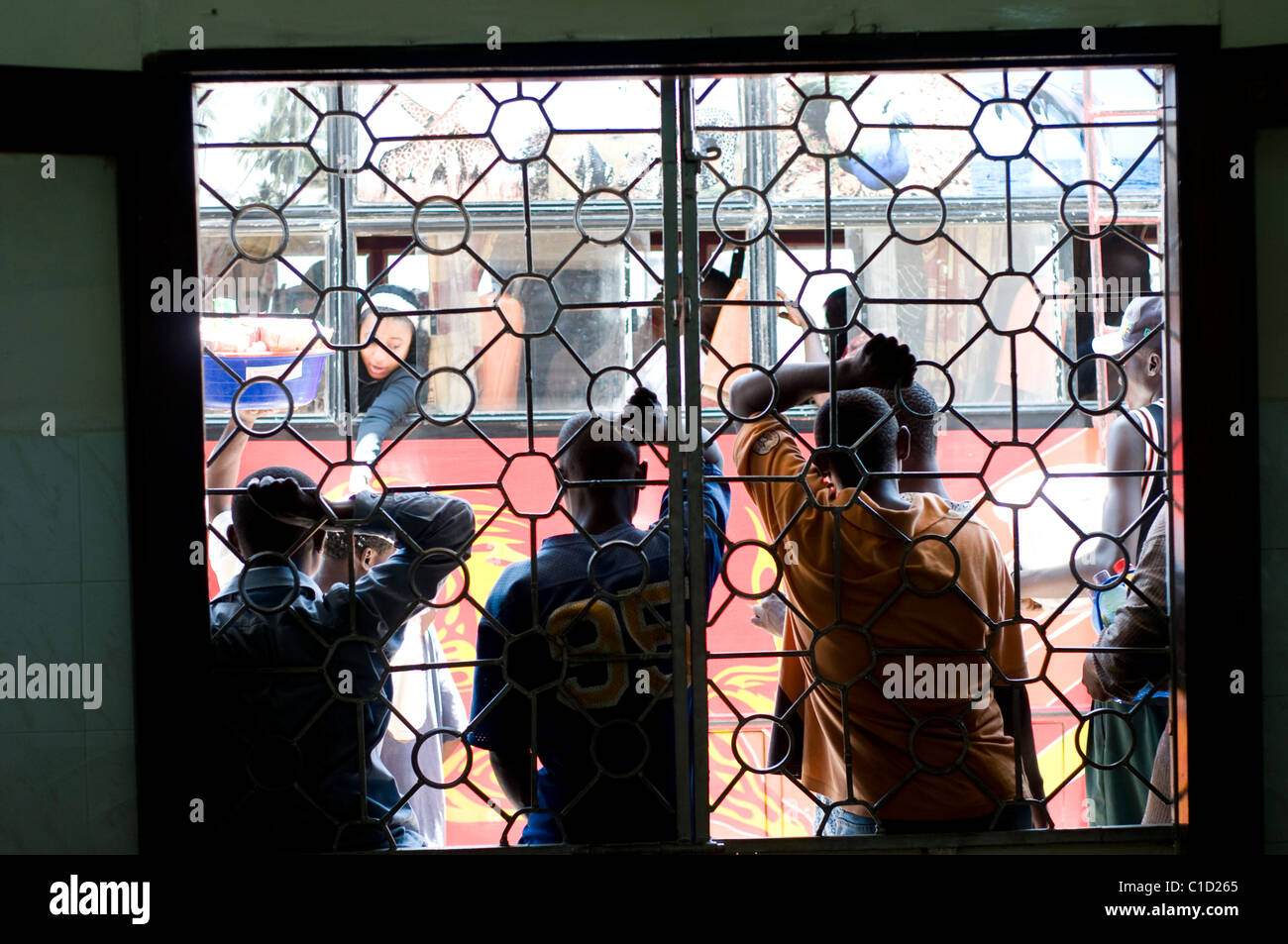 Ristorante interno e fermata bus, Malindi Kenya Foto Stock