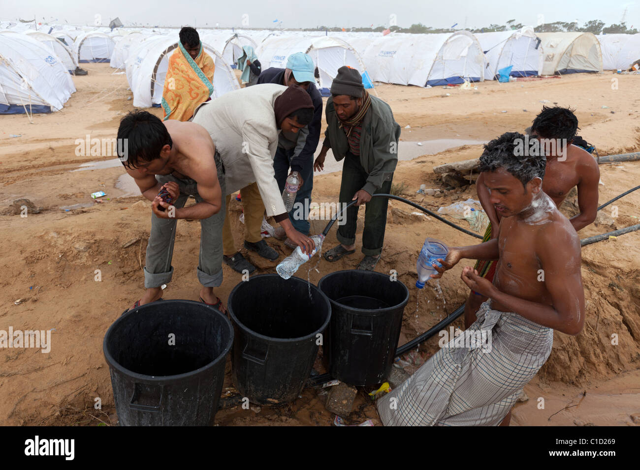 Lavaggio del Bangladesh stessi in Shousha Refugee Camp Ben Gardane, Tunisia Foto Stock