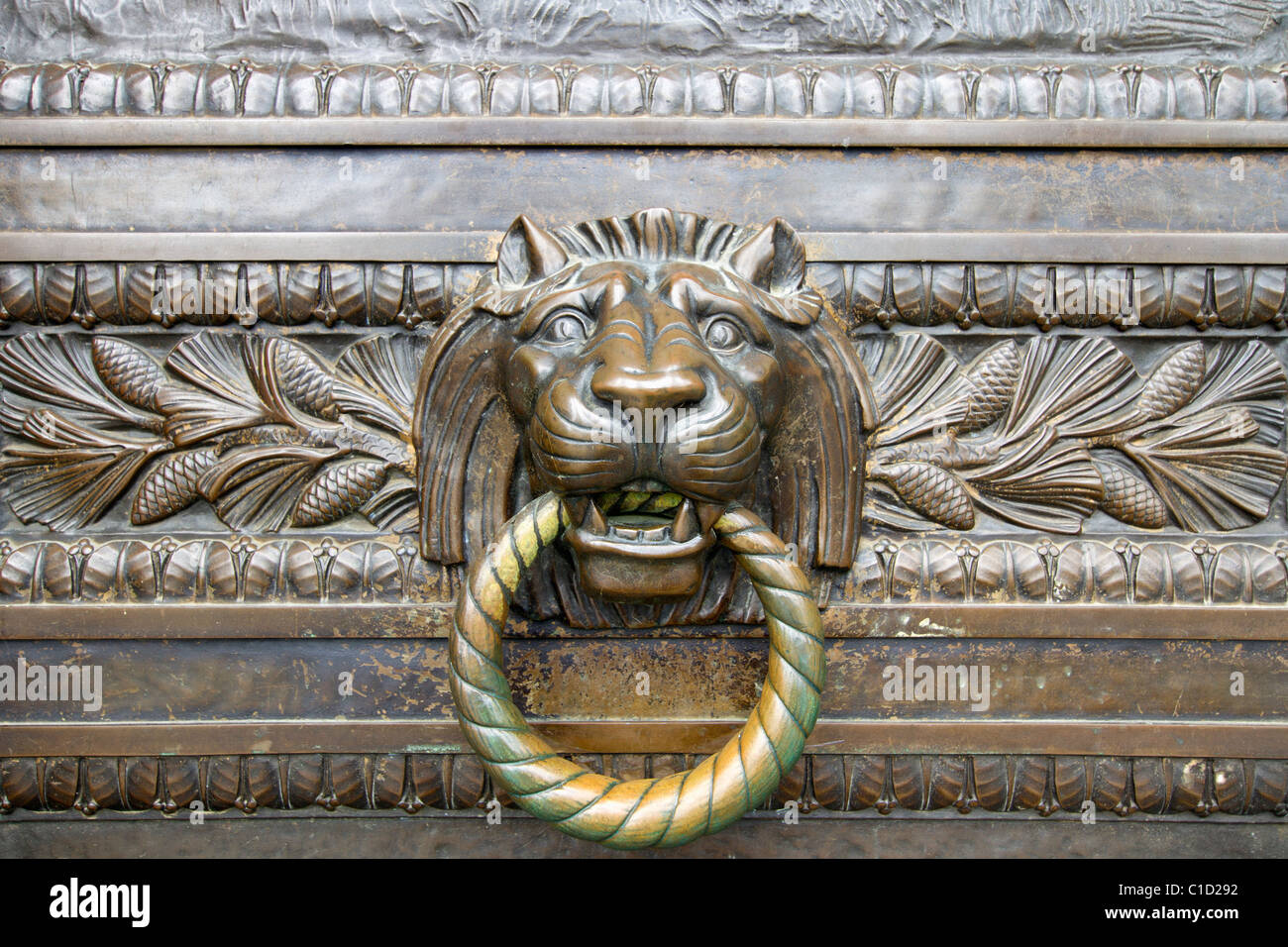 Antica testa Leone porta di bronzo respingente di Edificio storico Foto Stock