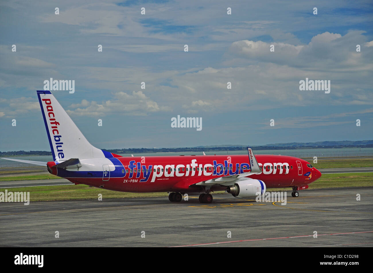 Pacific Blue Boeing 737 su asfalto, terminal nazionale, aeroporto di Auckland, Mangare, Auckland, regione di Auckland, nuova Zelanda Foto Stock