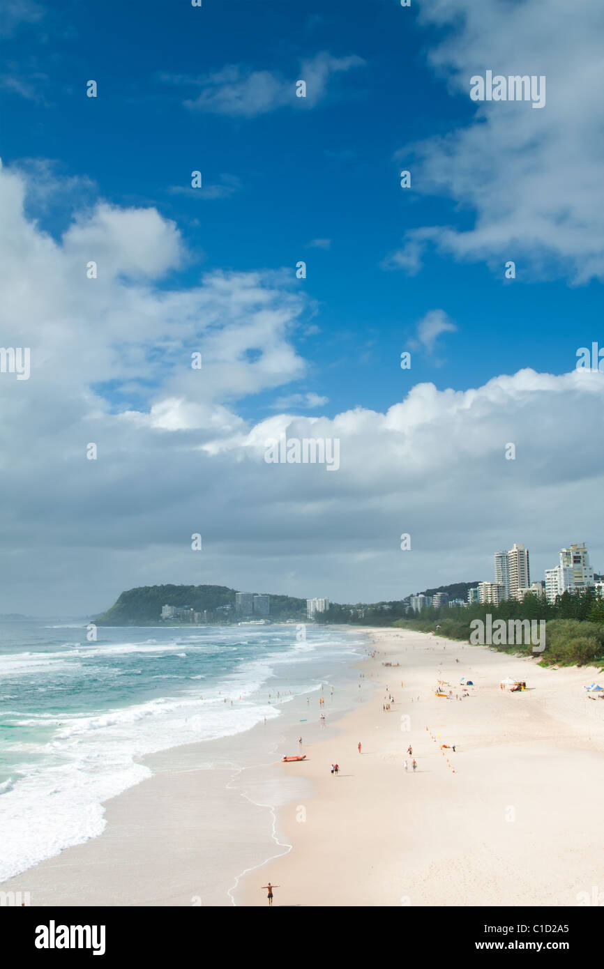 Australian spiaggia durante il giorno con le nuvole in background sul formato verticale (burleigh testine,Qld, Australia) Foto Stock