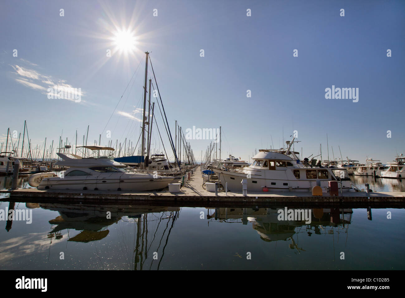 Marina Molo con cielo azzurro e riflessione di acqua 2 Foto Stock