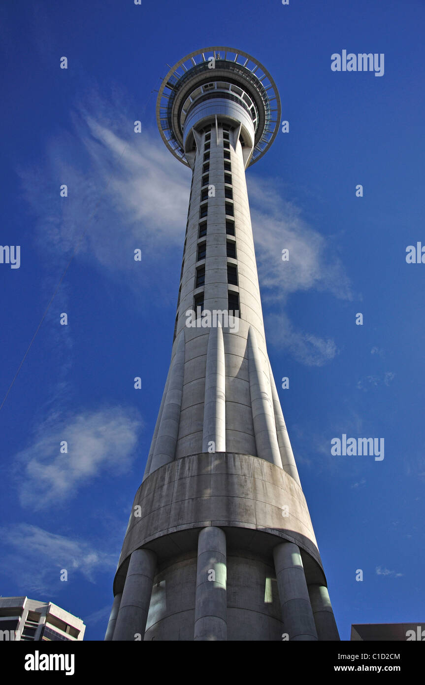 Auckland Sky Tower, il Victoria Street, il quartiere centrale degli affari di Auckland, Regione di Auckland, Isola del nord, Nuova Zelanda Foto Stock