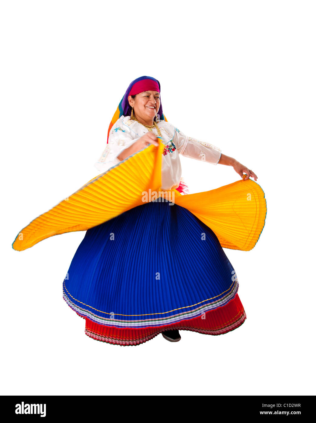 Latino donna gitana dal Sud America vestito in abiti folcloristici da Ecuador, Colombia, Bolivia o Venezuela, danza fa roteare. Foto Stock