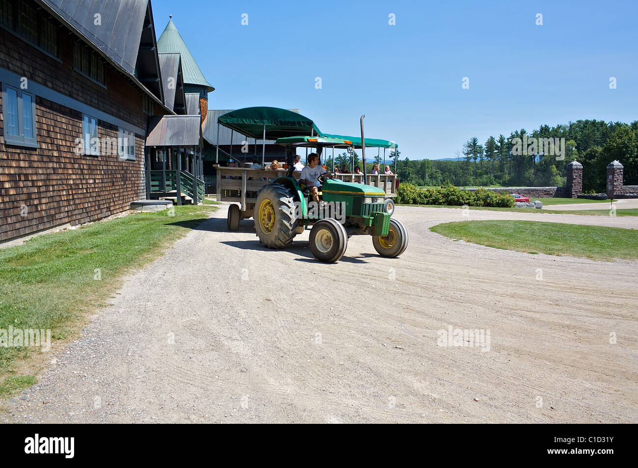 Un trattore aziona i visitatori attorno Shelburne Farm, una fattoria di lavoro e punto di riferimento storico sul Lago Champlain nel nord del Vermont Foto Stock