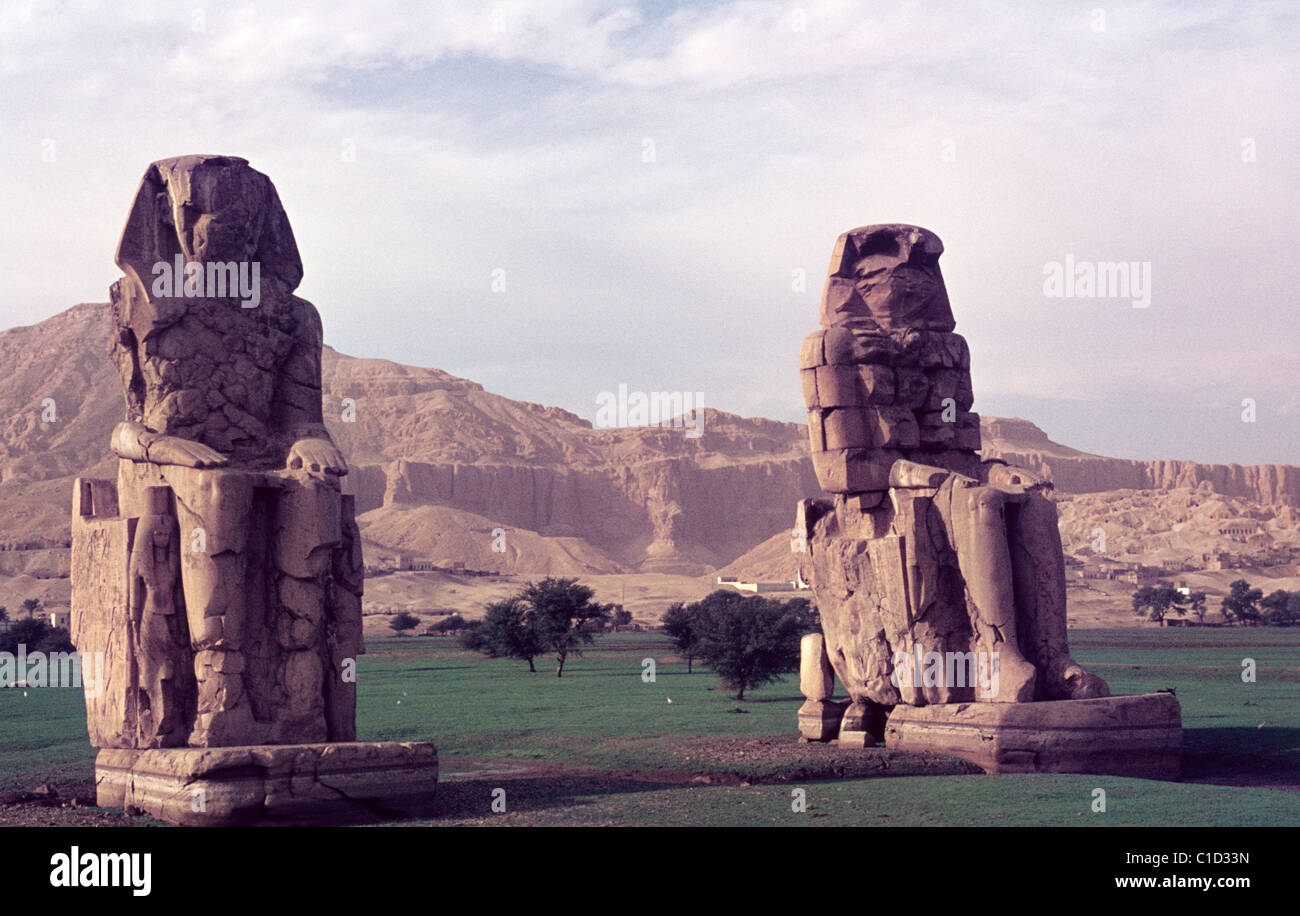 Luxor, Egitto. Le statue antiche di i Colossi di Memnon stand a valle dei re 1969 © Bob Kreisel Foto Stock