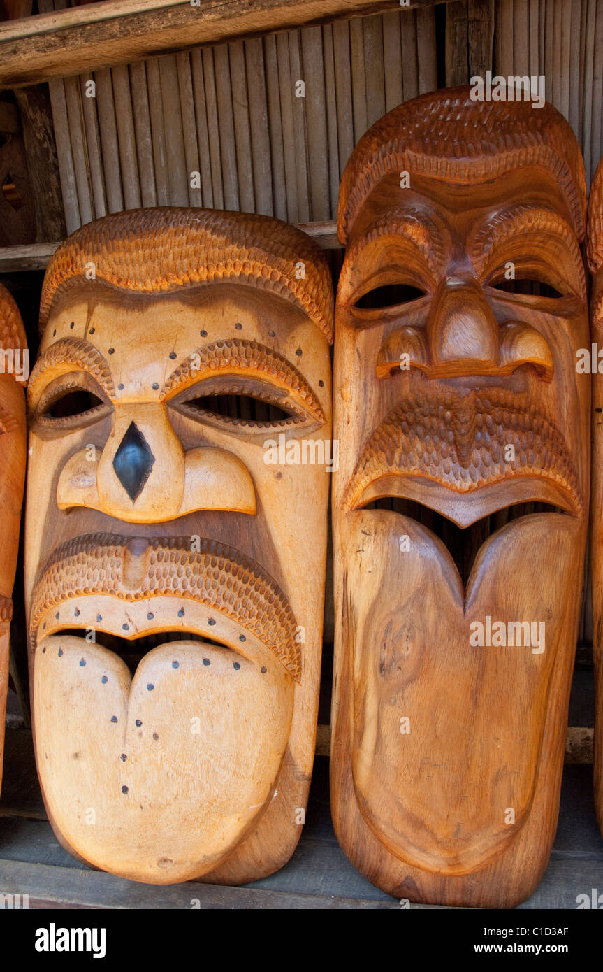 Madagascar, isola di Nosy Komba (accanto a Nosy Be) villaggio di pescatori di Ampangoriana. Tipico souvenir maschera in legno sculture. Foto Stock