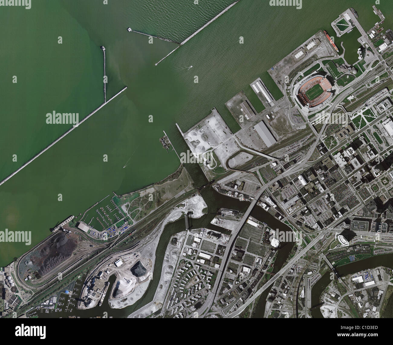 Mappa aerea sopra vista porto di Cleveland foce del fiume Cuyahoga Ohio Foto Stock