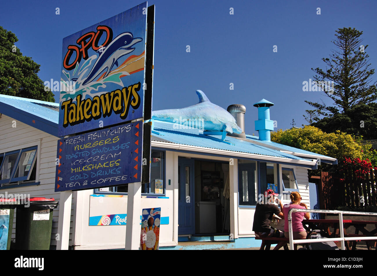 Opo takeaway shop on foreshore, Opononi, regione di Northland, Isola del nord, Nuova Zelanda Foto Stock