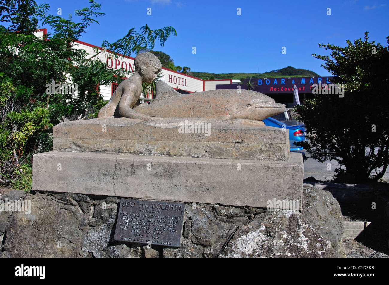 "Opo il Dolphin' statua sulla foreshore, Opononi, regione di Northland, Isola del nord, Nuova Zelanda Foto Stock