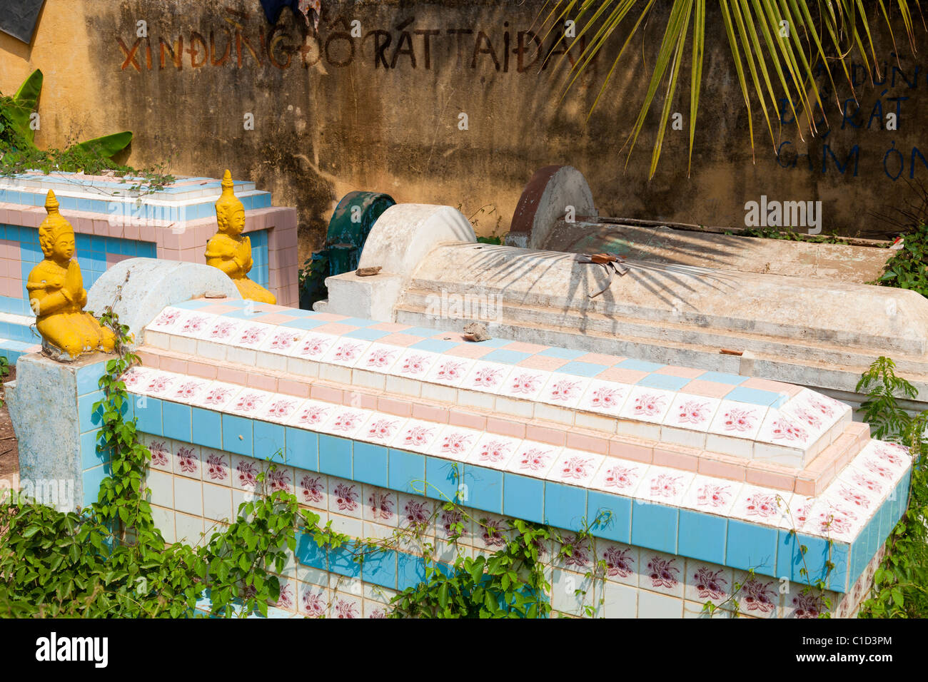 Bare in un cimitero vietnamita - provincia di Kandal, Cambogia Foto Stock