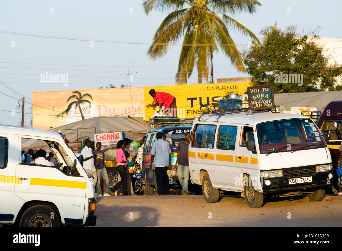Matatus, la stazione di autobus voi kenya Foto Stock