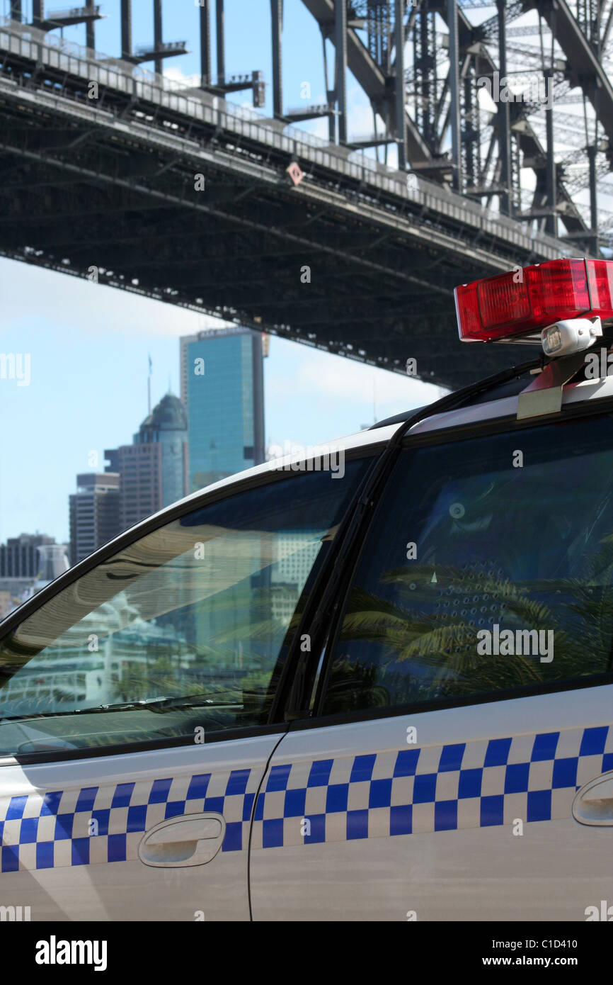 Polizia australiana automobile parcheggiata vicino al Ponte del Porto di Sydney, NSW, Australia Foto Stock