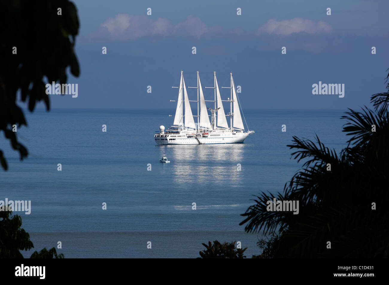 La barca a vela nave da crociera Windstar al largo della costa di Drake Bay, Osa Peninsula, Costa Rica Foto Stock