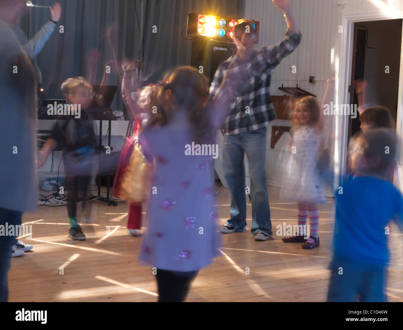 I bambini danza in corrispondenza di un quinto compleanno Inghilterra Foto Stock