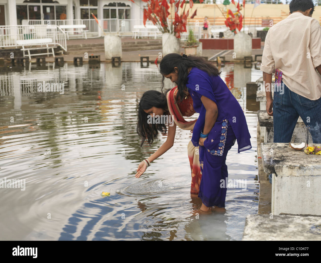 Ganga Talao Grand Bassin Maurizio due donne in adorazione al lago con offerte di fiori Foto Stock