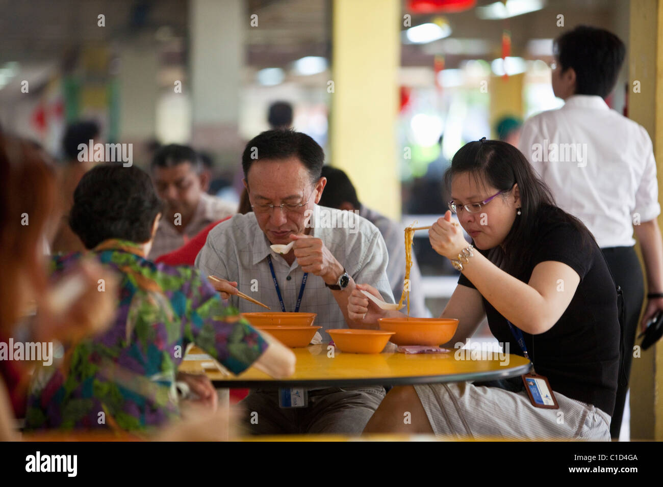 Pranzo diners al Parco della Gente complesso hawker centre (food court). Chinatown, Singapore Foto Stock