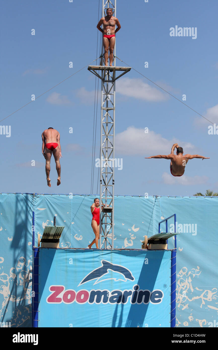 I partecipanti del AquaLocos mostra . Uno spettacolo di pura adrenalina. Zoomarine, Algarve, PORTOGALLO Foto Stock