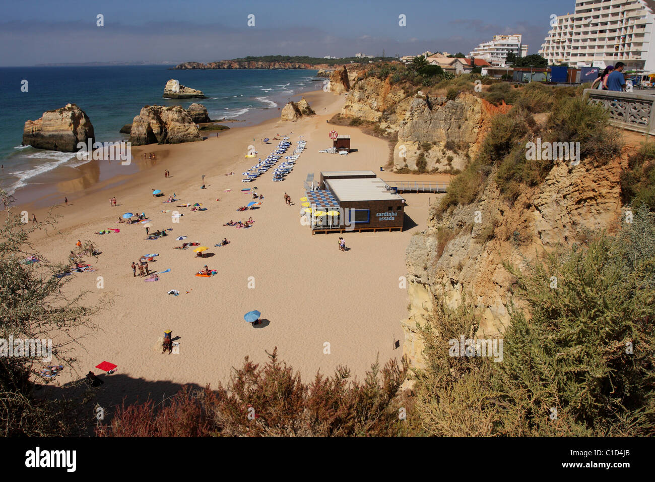 Vista generale su una spiaggia di tre castelli vicino alla spiaggia Praia da Rocha, Portimao Algarve Foto Stock