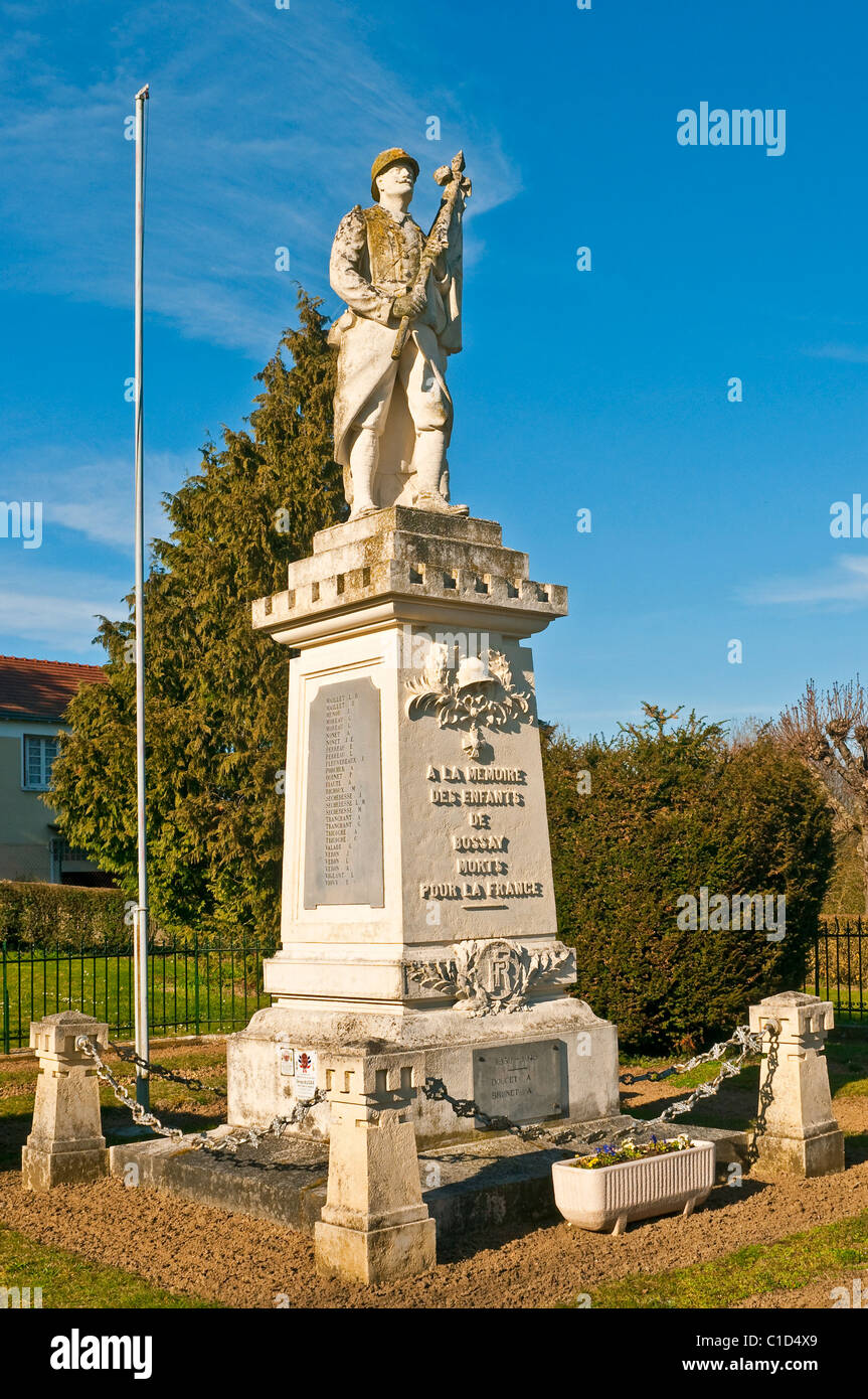 Monumento ai caduti in guerra con la pietra di WW1 soldato statua - Francia. Foto Stock