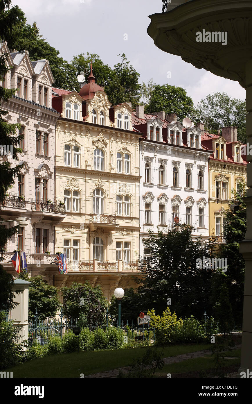 Repubblica ceca, Boemia, Karlovy Vary, palazzi ottocenteschi su Sadova street Foto Stock