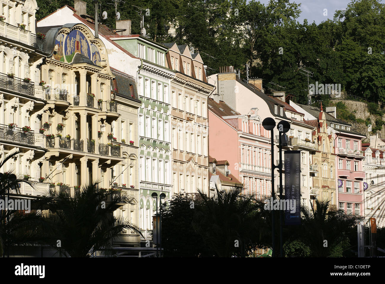 Repubblica ceca, Boemia, Karlovy Vary, palazzi ottocenteschi su IP Pavlova street Foto Stock