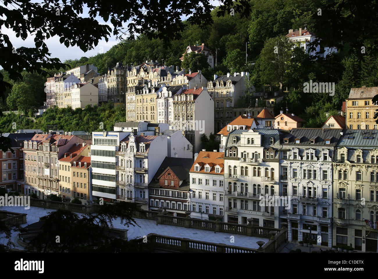 Repubblica ceca, Boemia, Karlovy Vary, colonnati e i suoi palazzi ottocenteschi di IP Pavlova strade Foto Stock