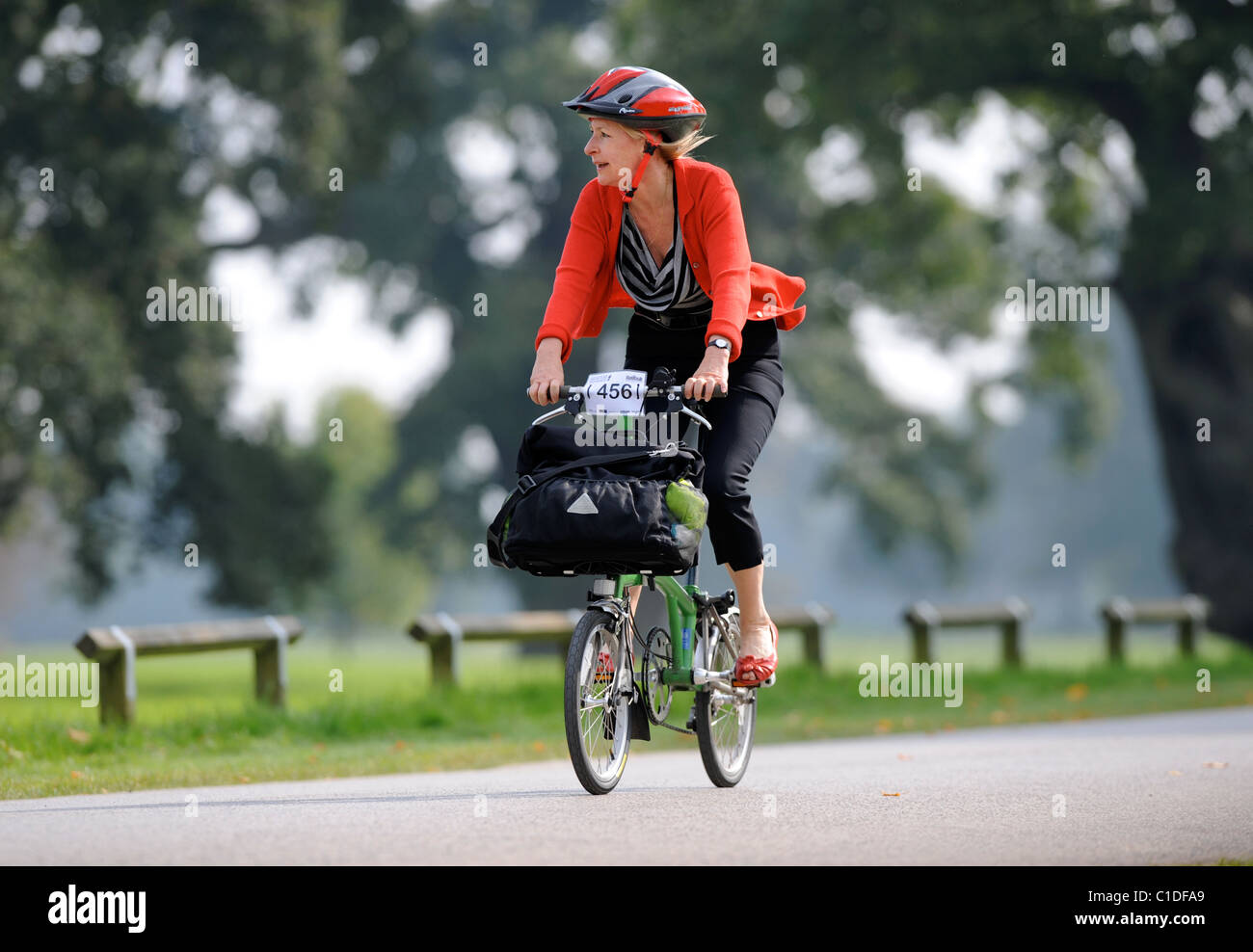 Un vecchio concorrente femmina in Brompton Campionati del Mondo commuter bike racing nei giardini del Palazzo di Blenheim, Oxfordshi Foto Stock
