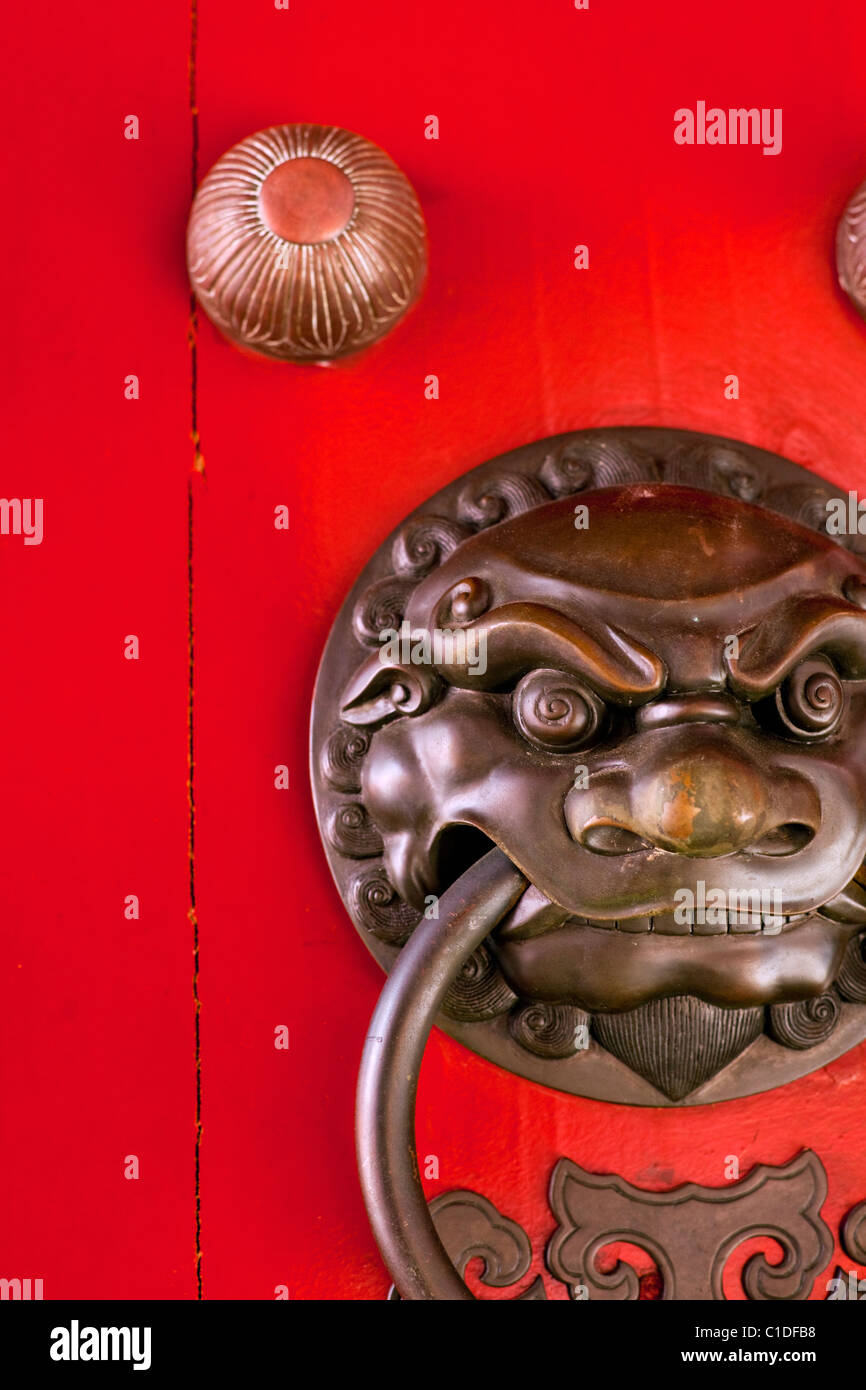Dettaglio della porta in corrispondenza del Dente del Buddha reliquia del tempio e museo, Chinatown, Singapore Foto Stock