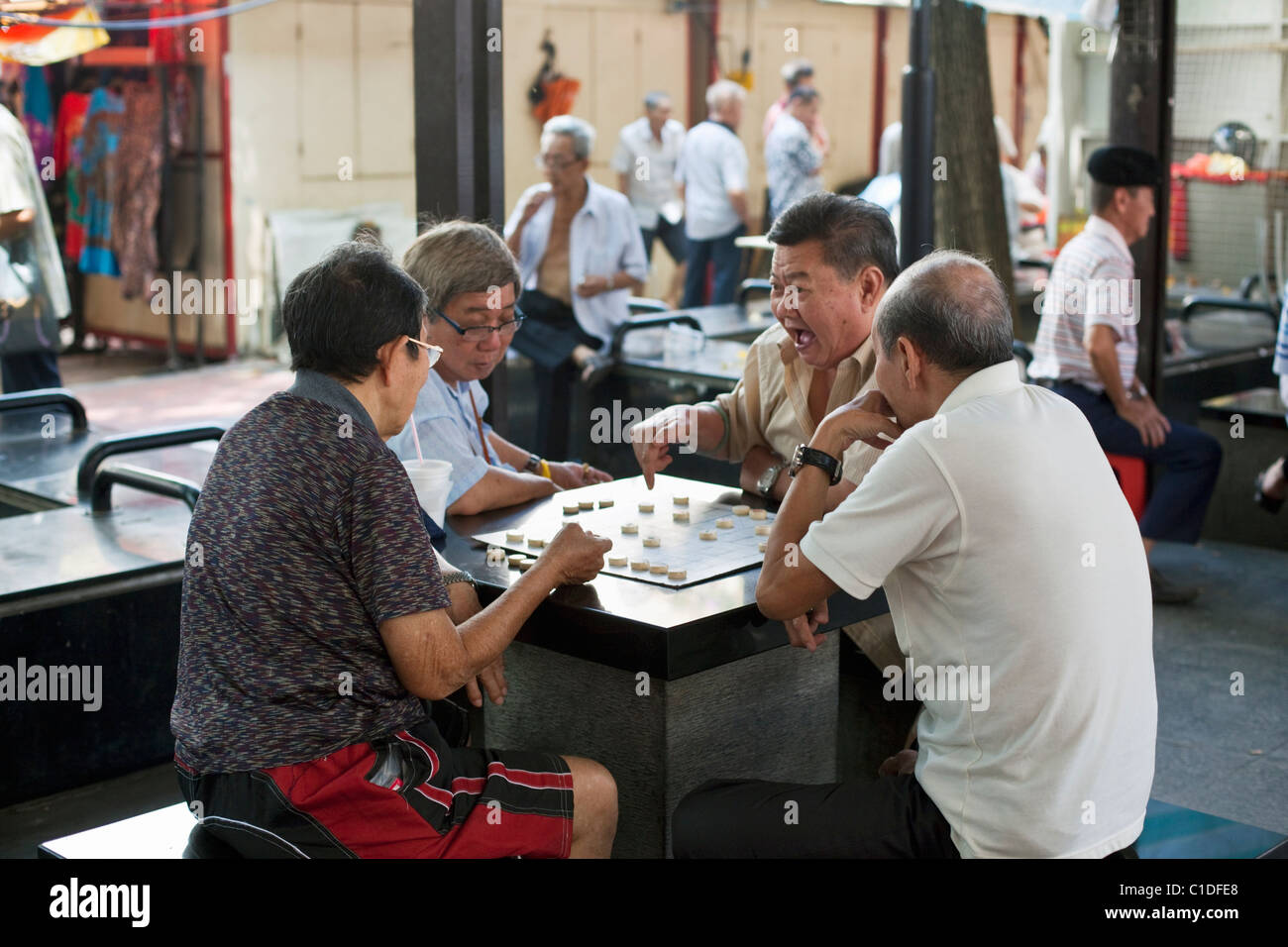 Gli uomini che giocano Xiangqi (scacchi cinesi) in Chinatown, Singapore Foto Stock